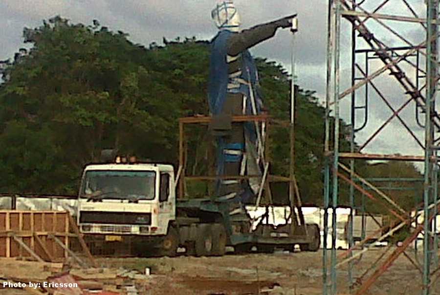Truk Volvo FL Angkut Patung Soekarno Setinggi 12 Meter-3-compressed