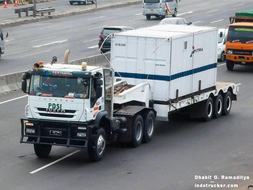 Foto Truk IVECO Trakker Mengangkut Kontainer Pertamina
